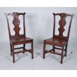 A PAIR OF LATE 18TH CENTURY OAK VASE BACK DINING CHAIRS