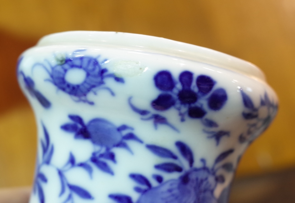 A PAIR OF MODERN CHINESE BLUE AND WHITE VASES - Image 7 of 8