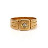 AN 18CT GOLD RING, STAR SET WITH A CUSHION SHAPED DIAMOND