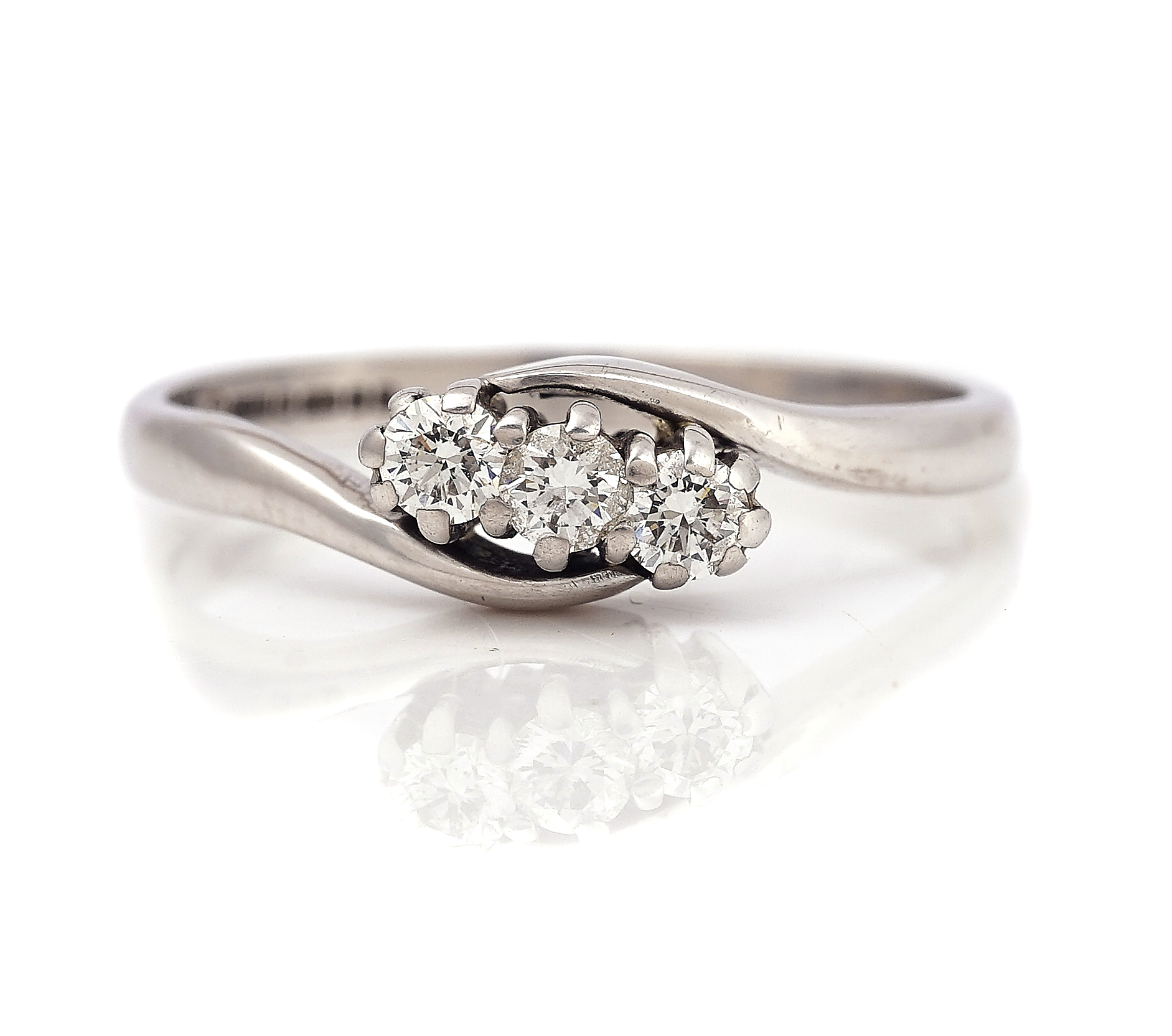 AN 18CT WHITE GOLD AND DIAMOND THREE STONE RING