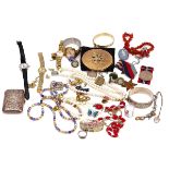 A GROUP OF JEWELLERY AND FURTHER ITEMS (QTY)