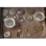 A COLLECTION OF COINS, MEDALLIONS AND MILITARIA (QTY)