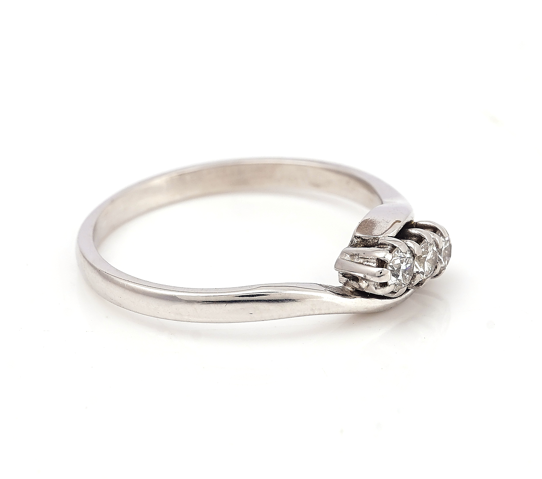 AN 18CT WHITE GOLD AND DIAMOND THREE STONE RING - Image 2 of 2