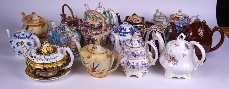 A COLLECTION OF SEVENTEEN 19TH CENTURY AND LATER TEAPOTS (17)