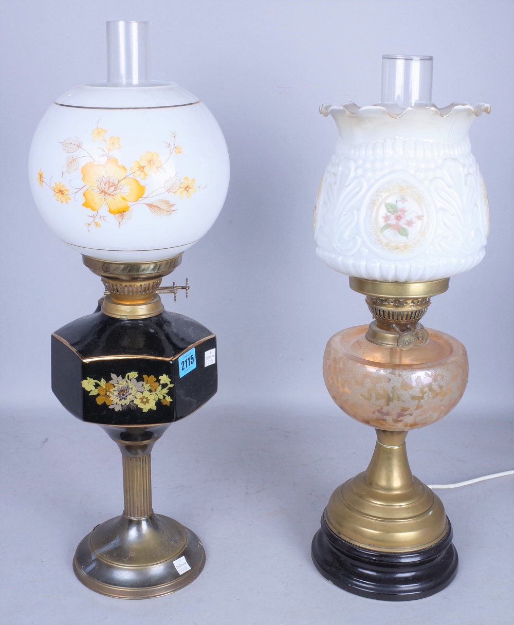 A LATE VICTORIAN GLASS OIL LAMP AND ANOTHER SIMILAR LATER (2) - Image 4 of 4