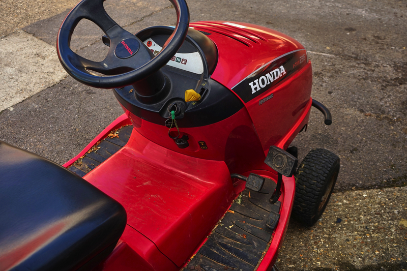 ‘HONDA HYDROSTATIC V-TWIN 2315’ RIDE ON MOWER - Image 6 of 6