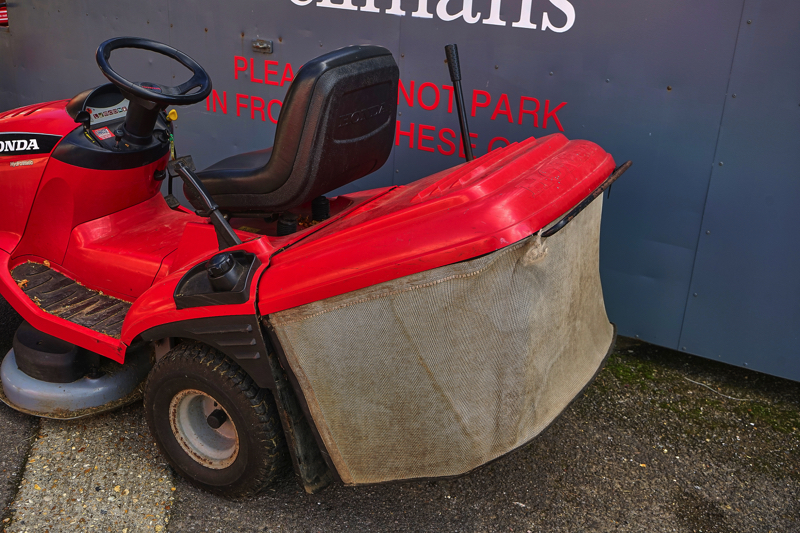 ‘HONDA HYDROSTATIC V-TWIN 2315’ RIDE ON MOWER - Image 5 of 6