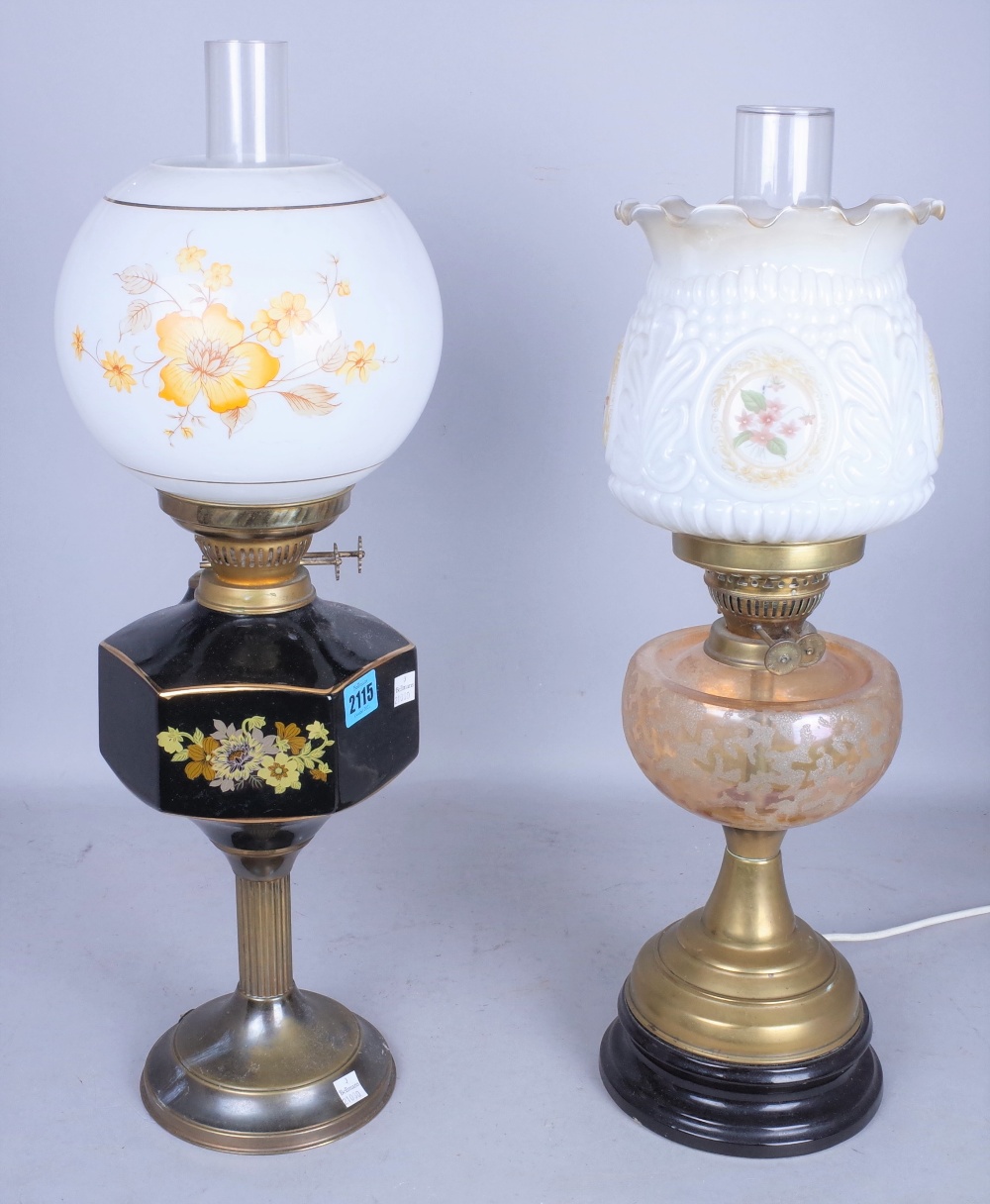 A LATE VICTORIAN GLASS OIL LAMP AND ANOTHER SIMILAR LATER (2) - Image 3 of 4