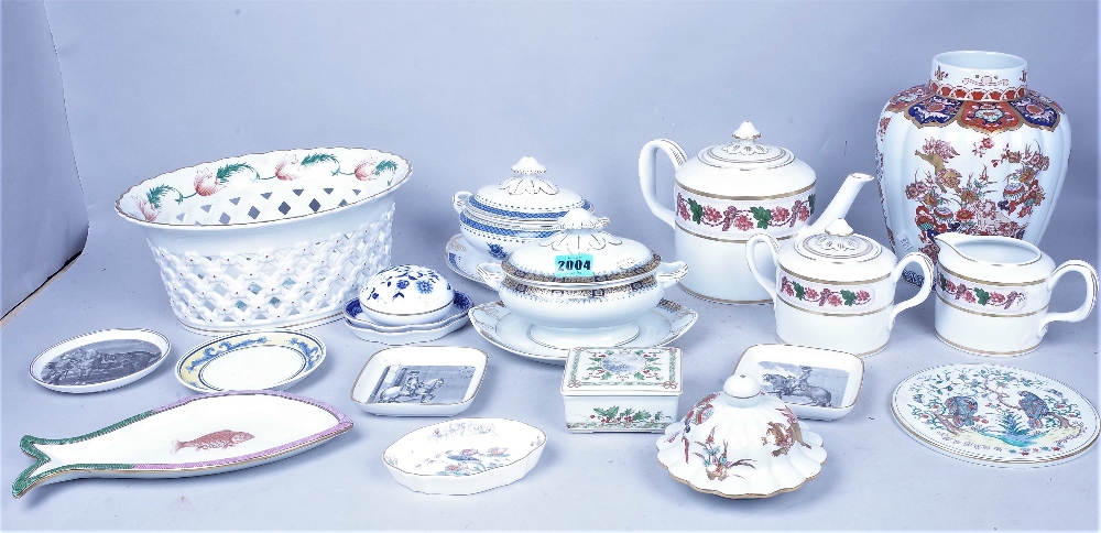 CERAMICS, A GROUP OF DECORATIVE CERAMICS