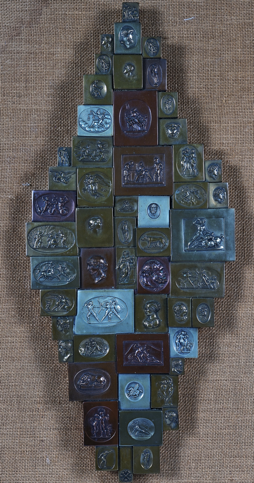 A BRONZED RESIN CAMEO WALL SCULPTURE - Image 2 of 3