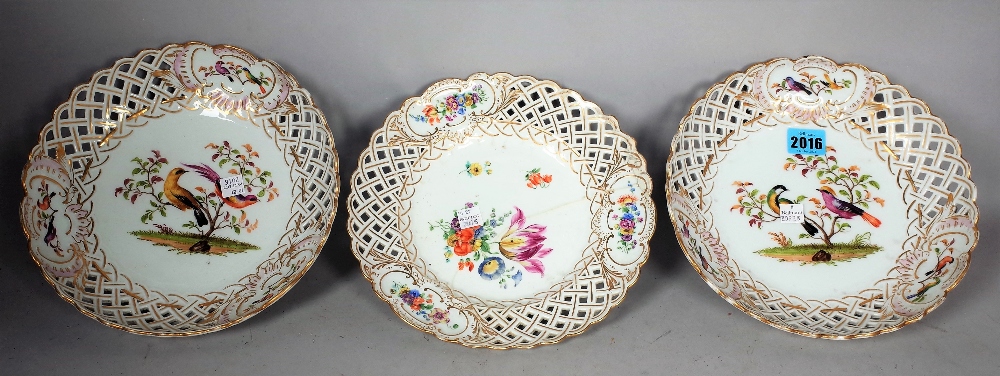 A PAIR OF MEISSEN PORCELAIN BOWL BOWLS DECORATED WITH BIRDS AND PIERCED DECORATION (3)