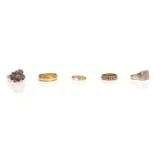 A 9CT GOLD WEDDING RING AND FOUR FURTHER RINGS (5)