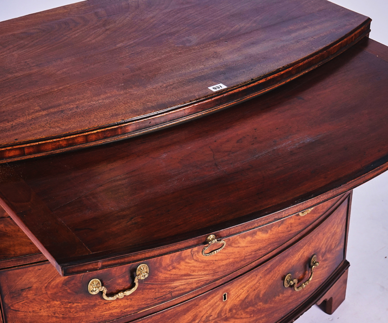 A 18TH CENTURY MAHOGANY BOWFRONT CHEST - Image 5 of 5