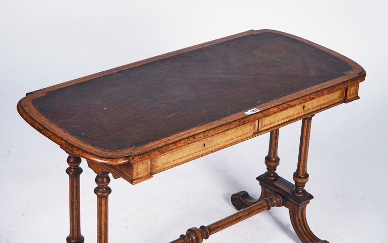 A VICTORIAN KINGWOOD BANDED WALNUT ROUNDED RECTANGULAR CENTRE TABLE - Image 2 of 3