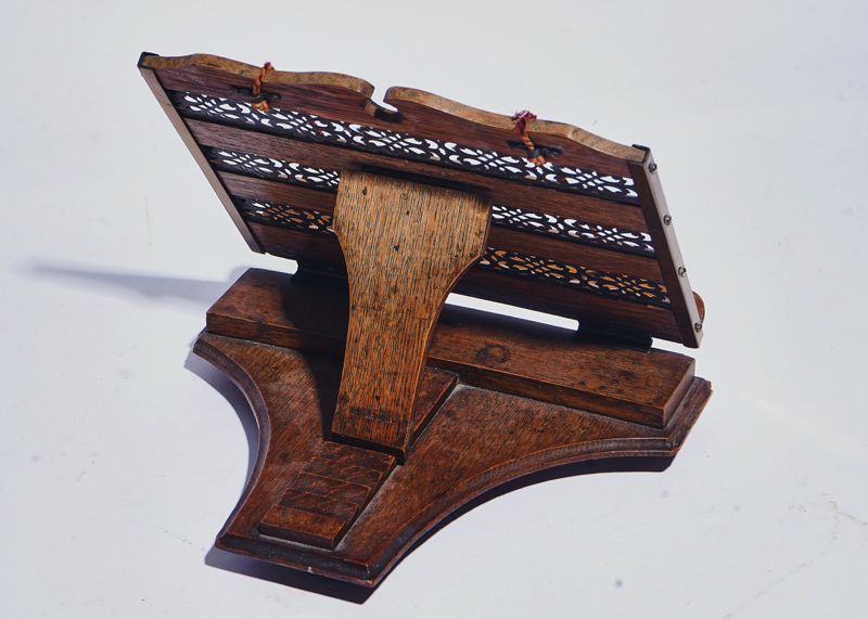 AN EARLY 20TH-CENTURY OAK AND PIERCED BRASS ADJUSTABLE BOOKSTAND - Image 2 of 2