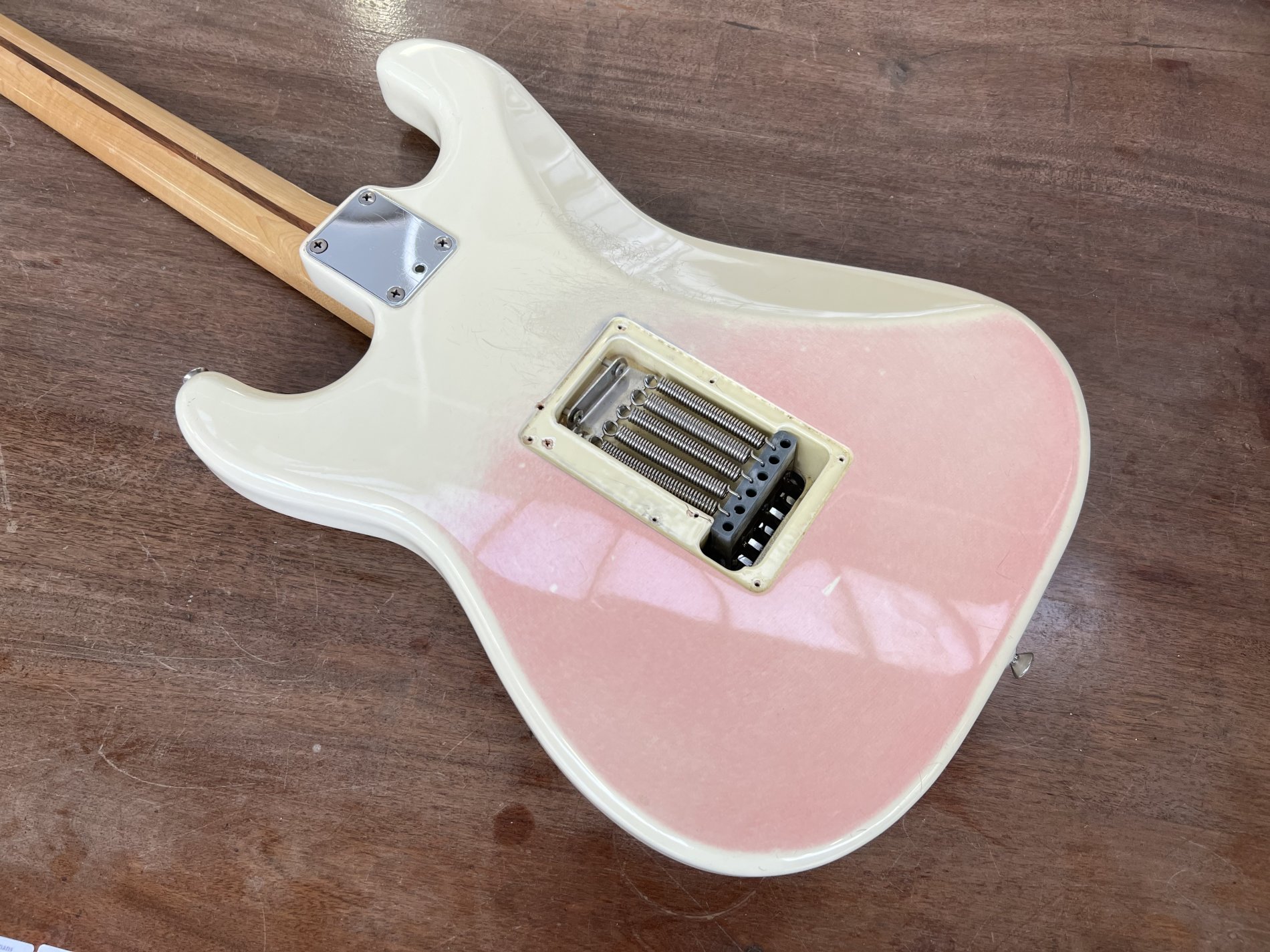 A FENDER STRATOCASTER GUITAR - Image 9 of 9