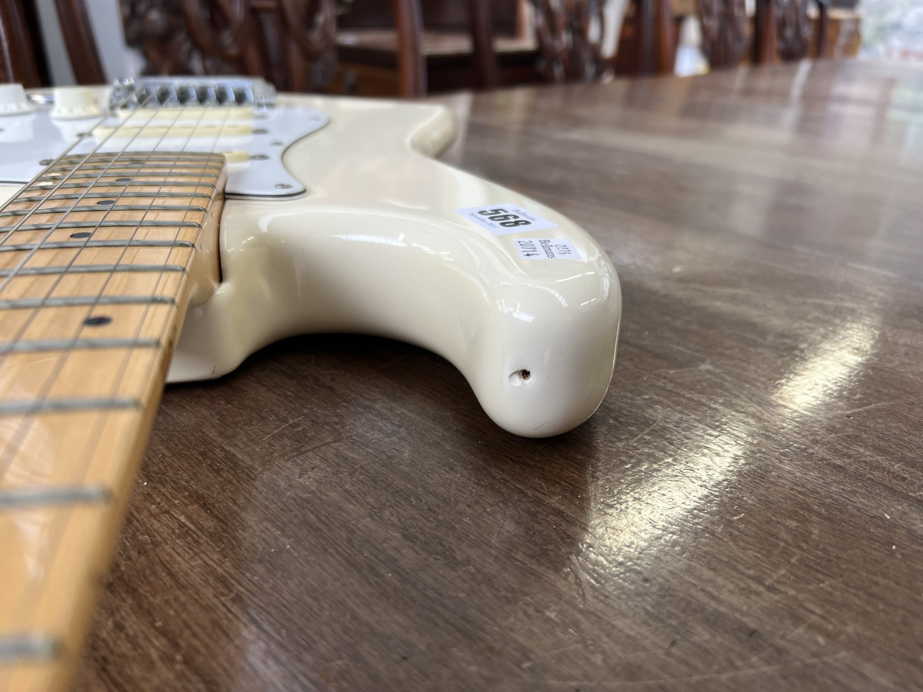 A FENDER STRATOCASTER GUITAR - Image 5 of 9