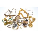 A LARGE COLLECTION OF COSTUME JEWELLERY (QTY)