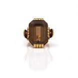 A GOLD AND SMOKEY QUARTZ SINGLE STONE RING