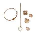 A GOLD OVAL HINGED BANGLE AND SIX FURTHER ITEMS (7)