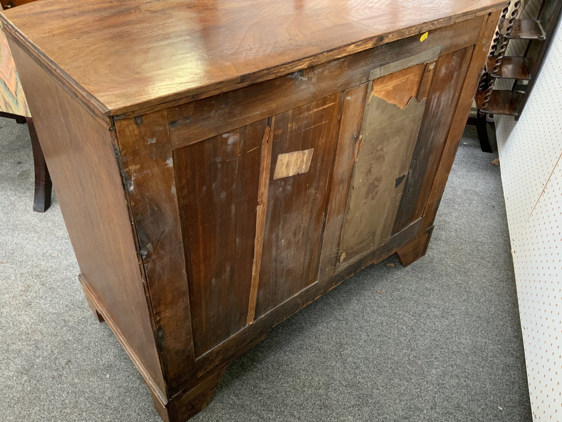 A 18TH CENTURY MAHOGANY BOWFRONT CHEST - Image 2 of 5