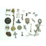 A GROUP OF SILVER AND OTHER JEWELLERY AND COLLECTABLES (QTY)