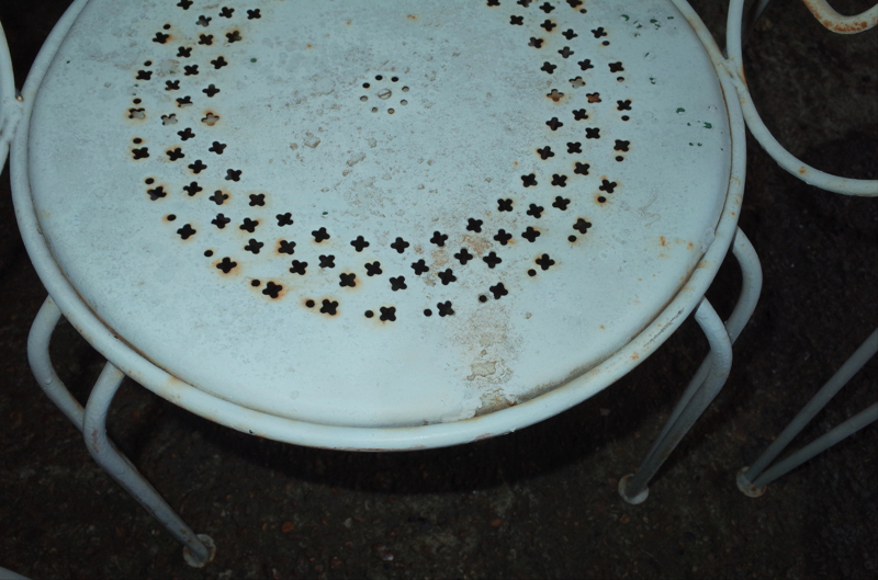 SIX MID-20TH CENTURY WHITE PAINTED METAL GARDEN CHAIRS (6) - Image 4 of 7