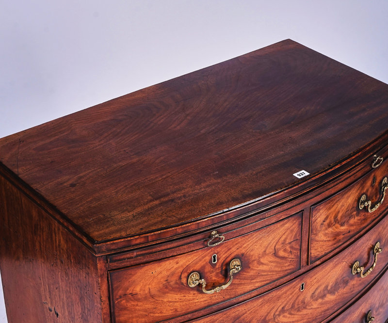 A 18TH CENTURY MAHOGANY BOWFRONT CHEST - Image 4 of 5