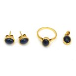 A GOLD AND CABOCHON SAPPHIRE SOLITAIRE RING AND TWO FURTHER ITEMS (3)