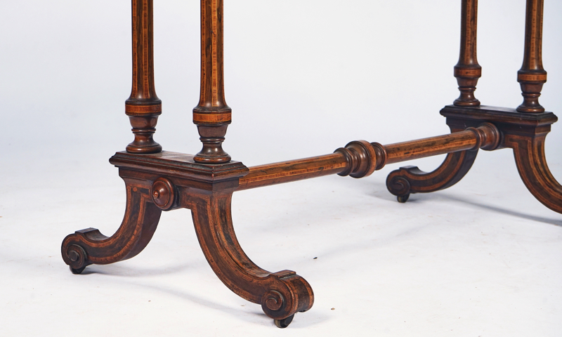 A VICTORIAN KINGWOOD BANDED WALNUT ROUNDED RECTANGULAR CENTRE TABLE - Image 3 of 3