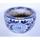 AN EARLY 20TH CENTURY BLUE AND WHITE JARDINIERE