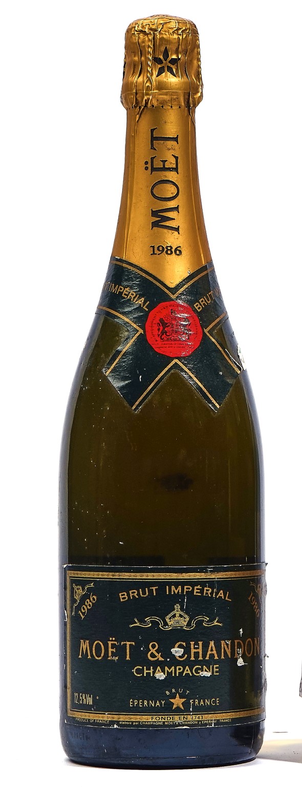 A 75cl BOTTLE OF 1986 MOET & CHANDON CHAMPAGNE