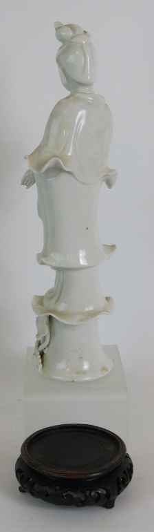 A Chinese Blanc De Chine porcelain figur - Image 4 of 9