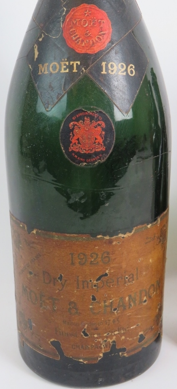 Four decorative empty vintage bottles in - Image 5 of 5