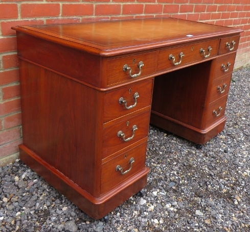 A late Victorian mahogany pedestal desk - Image 2 of 4