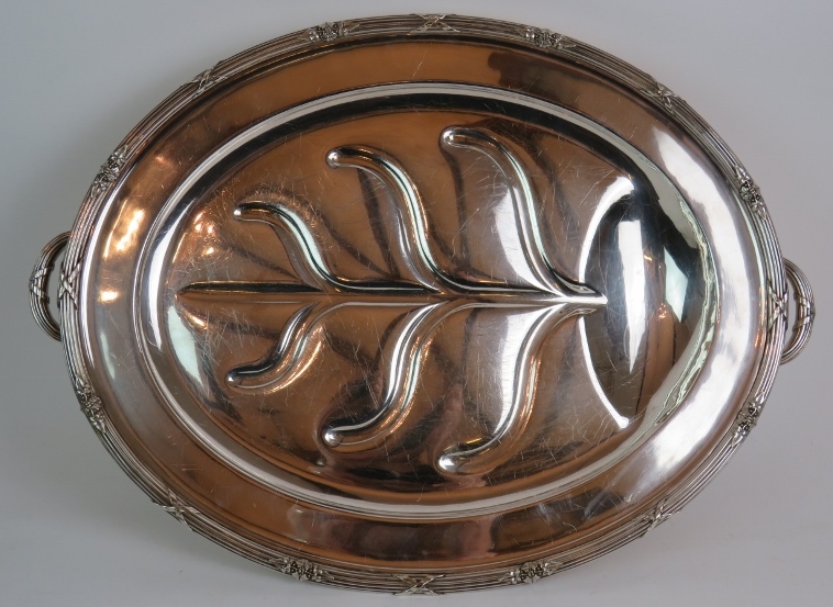 A large heavy silver plated meat platter - Image 3 of 7