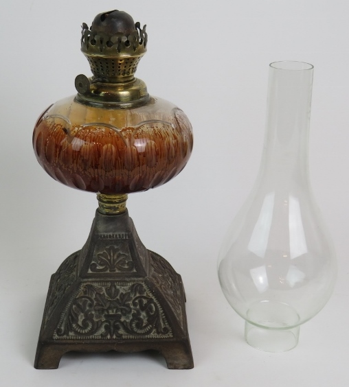 An antique oil lamp with cut glass reser - Image 3 of 5