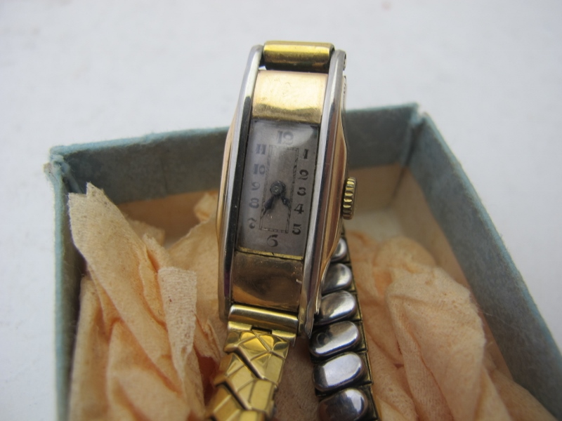 An Art Deco 9ct gold ladies wristwatch w