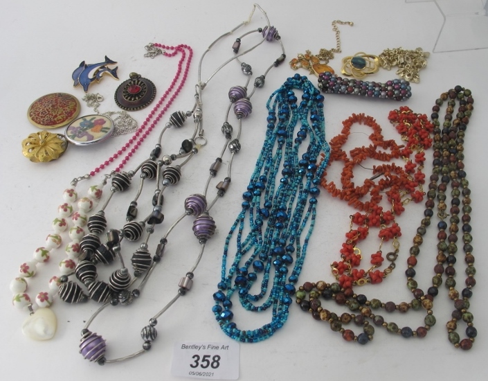 A quantity of mainly vintage jewellery t