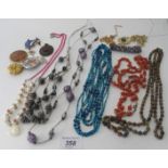 A quantity of mainly vintage jewellery t