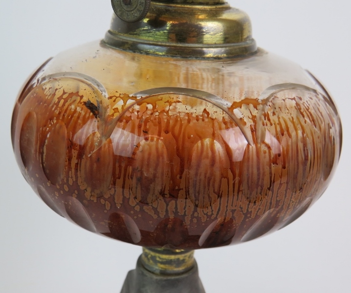 An antique oil lamp with cut glass reser - Image 4 of 5