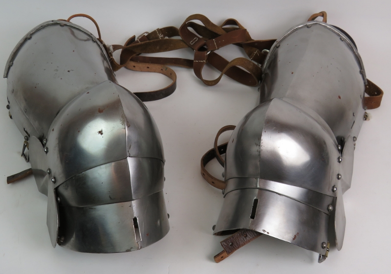 A pair of medieval style armoured gauntlets made of steel and brass and a similar pair of thigh leg - Image 9 of 14