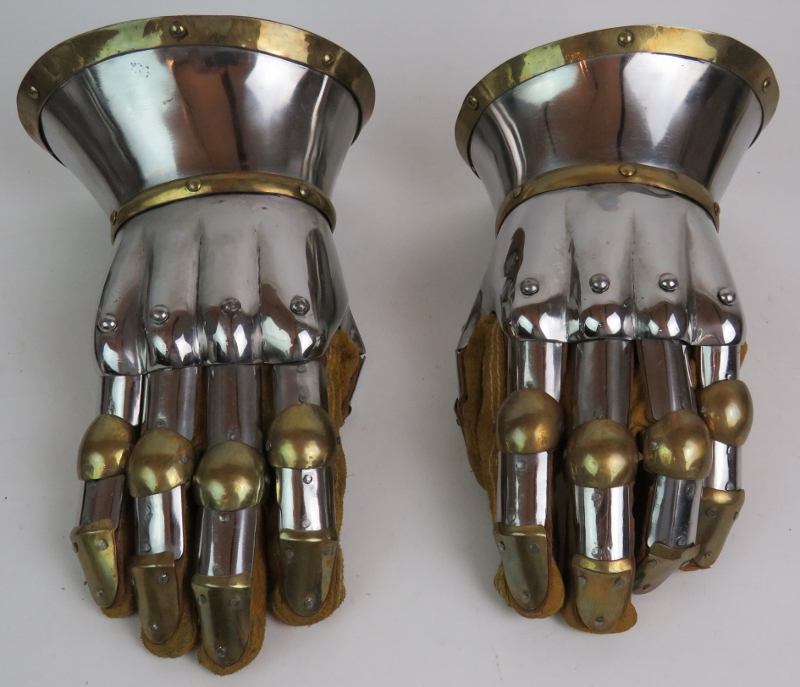 A pair of medieval style armoured gauntlets made of steel and brass and a similar pair of thigh leg - Image 3 of 14