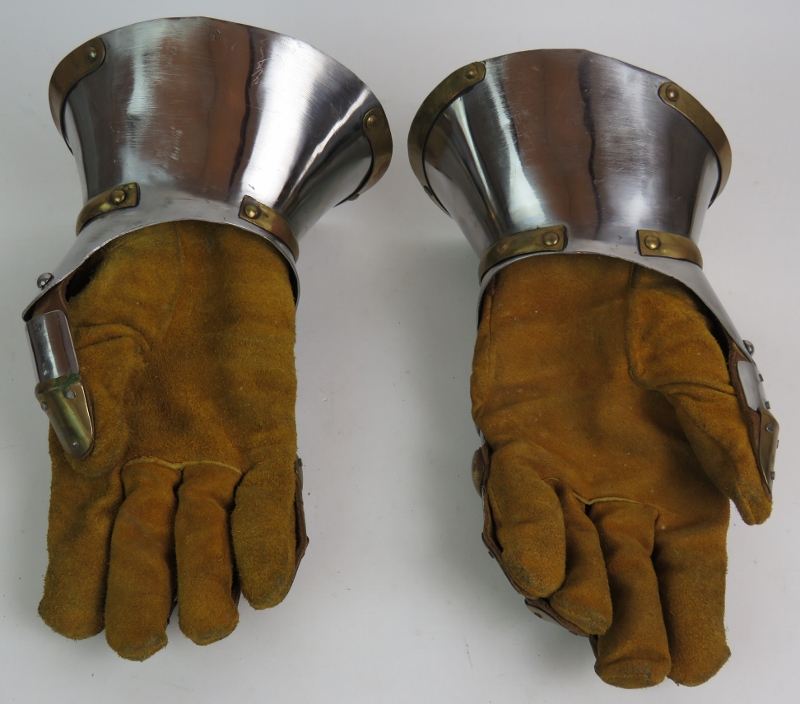 A pair of medieval style armoured gauntlets made of steel and brass and a similar pair of thigh leg - Image 5 of 14