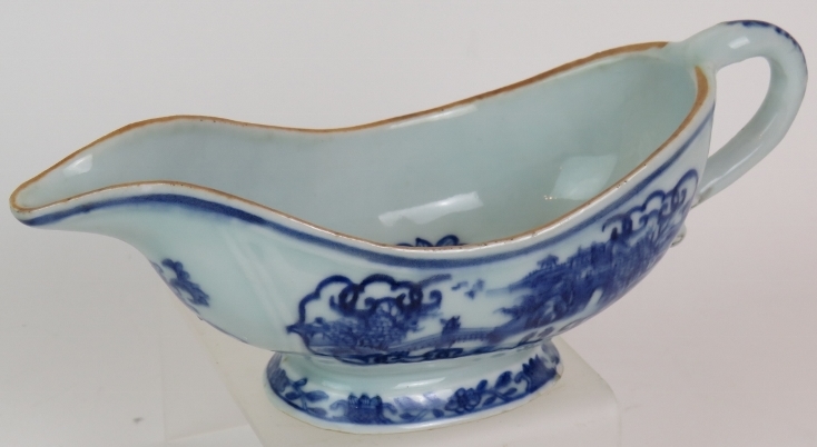 A late 18th/early 19th Century Chinese porcelain sauce boat with blue hand painted decoration. - Bild 2 aus 6