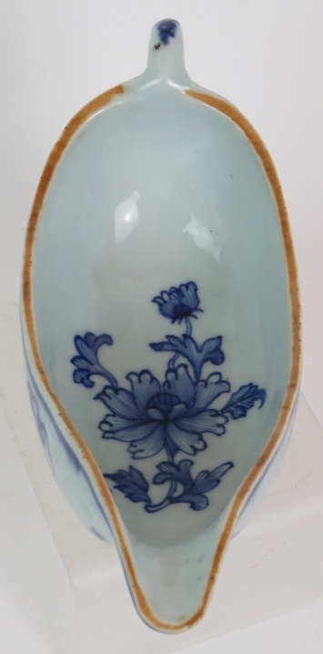 A late 18th/early 19th Century Chinese porcelain sauce boat with blue hand painted decoration. - Bild 3 aus 6