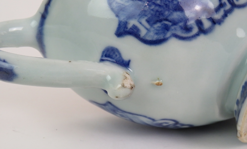 A late 18th/early 19th Century Chinese porcelain sauce boat with blue hand painted decoration. - Bild 6 aus 6