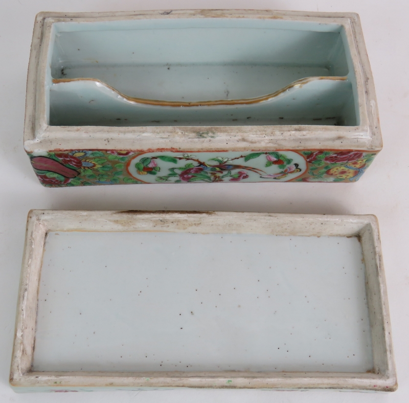 A 19th Century Canton Chinese porcelain pen box and cover decorated in the famille rose style with - Bild 3 aus 7