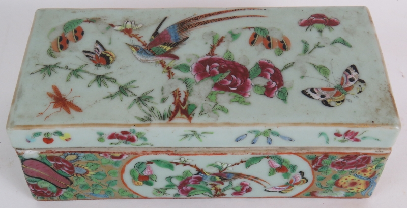 A 19th Century Canton Chinese porcelain pen box and cover decorated in the famille rose style with - Bild 2 aus 7
