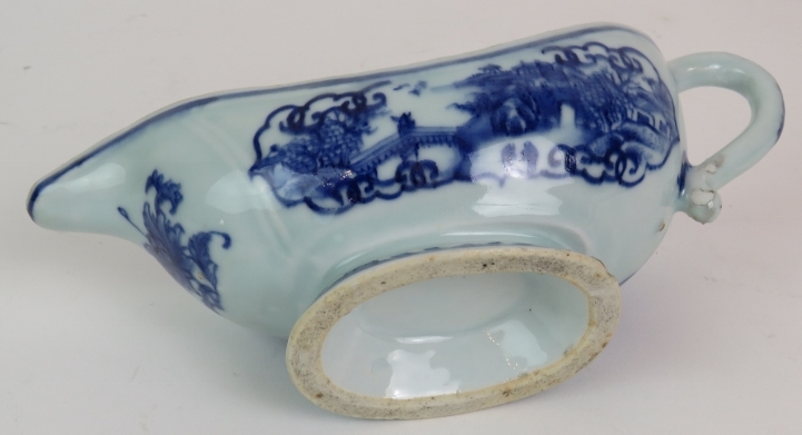 A late 18th/early 19th Century Chinese porcelain sauce boat with blue hand painted decoration. - Bild 4 aus 6